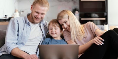 internet providers, internet service provider blog, family on laptop