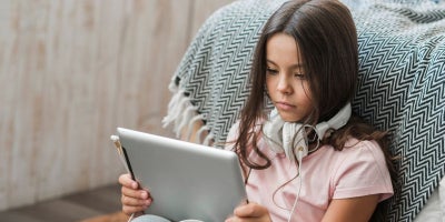 managing screen time, parental control app, parental controls iphone, parental controls ipad, kid on tablet