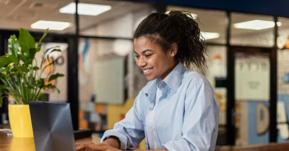 business internet, internet security tips, business internet support, woman at work on laptop