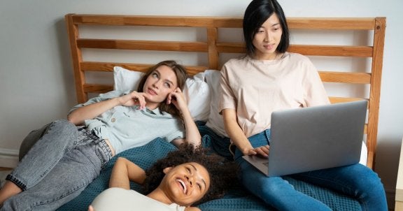 college apartment checklist, roommates on bed