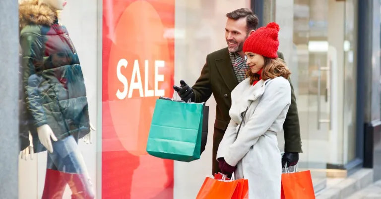 black friday shopping tips, buckeye broadband blog, couple at a sale sign