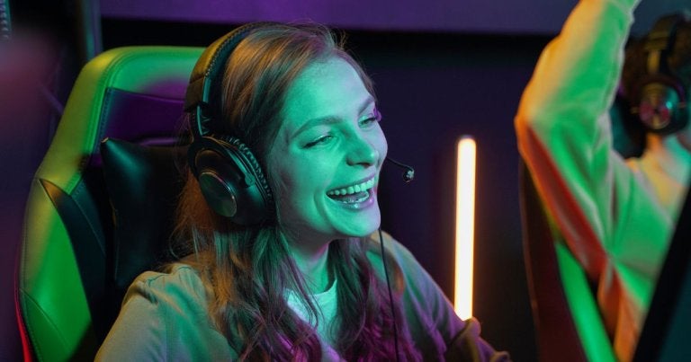 troubleshoot gaming network, how to stop lag, woman gaming